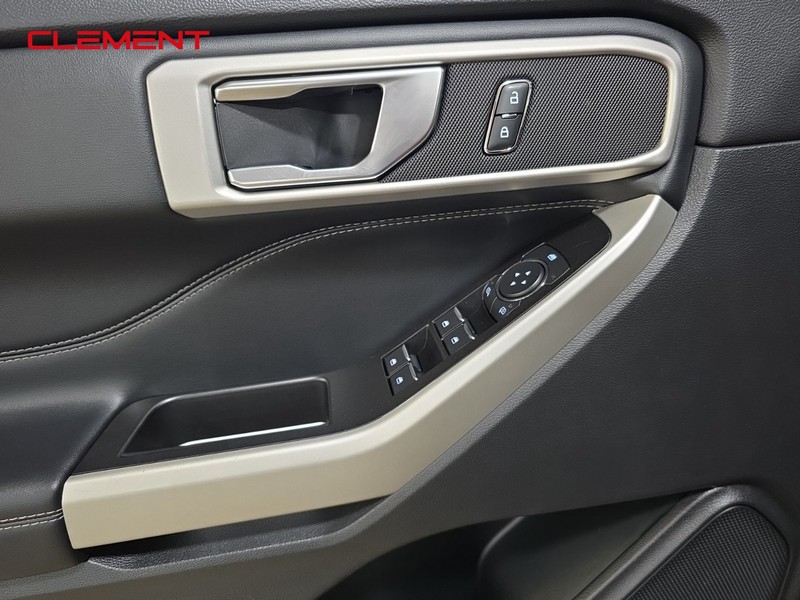 Ford Explorer Vehicle Image 21