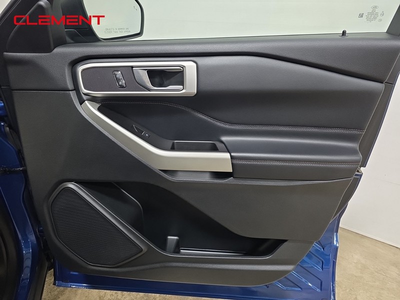 Ford Explorer Vehicle Image 35
