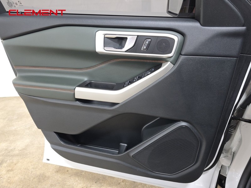 Ford Explorer Vehicle Image 25