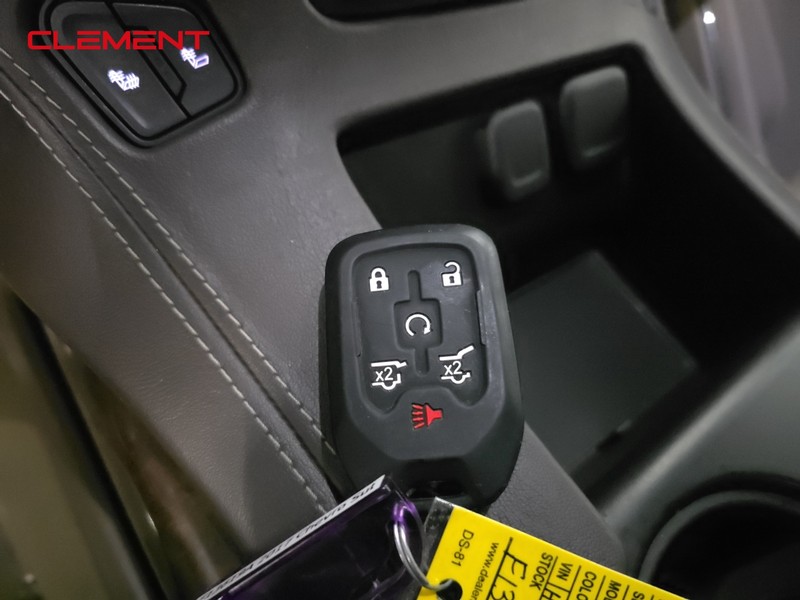 Chevrolet Suburban Vehicle Image 18