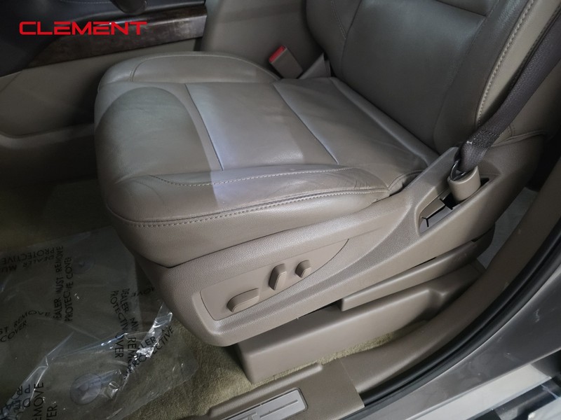Chevrolet Suburban Vehicle Image 22