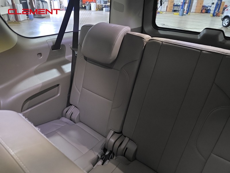 Chevrolet Suburban Vehicle Image 27
