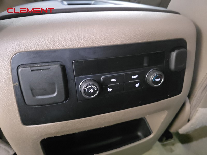 Chevrolet Suburban Vehicle Image 28