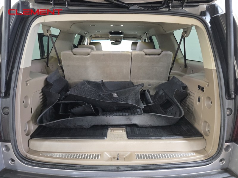 Chevrolet Suburban Vehicle Image 30