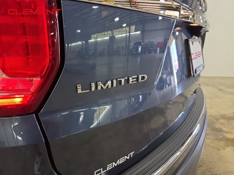 Ford Explorer Vehicle Image 09