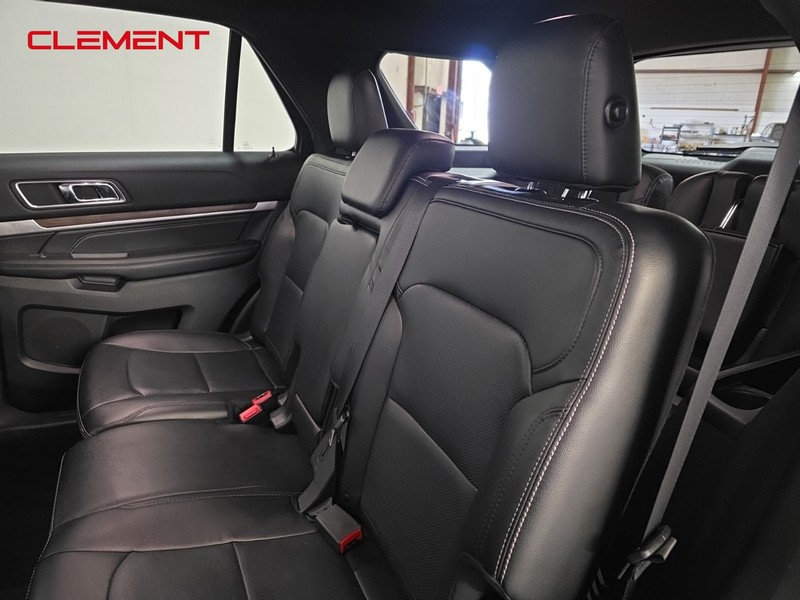 Ford Explorer Vehicle Image 32