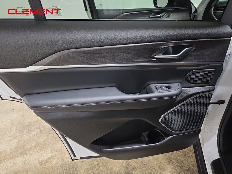 Jeep Grand Cherokee L Vehicle Image 31