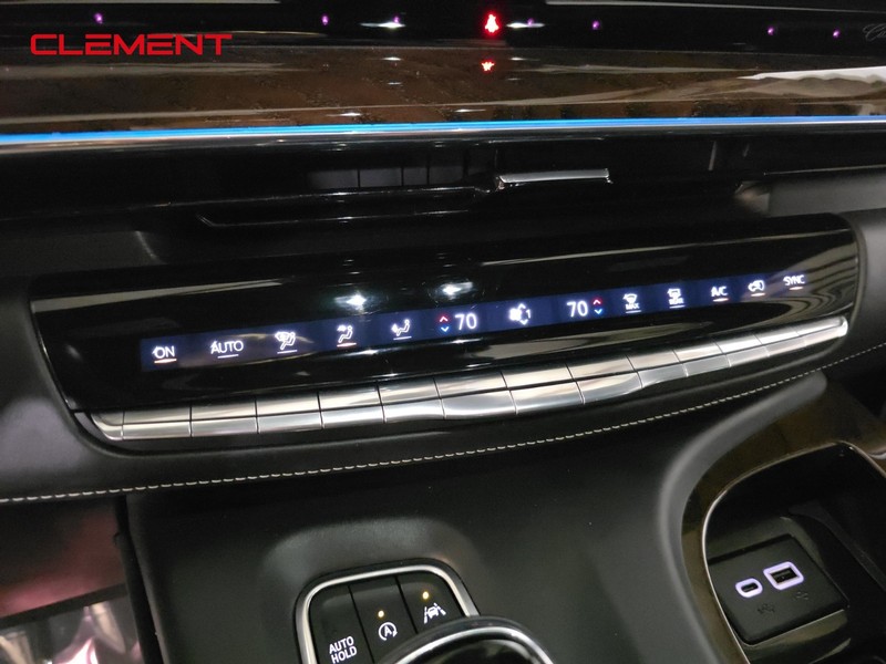 Cadillac Escalade ESV Vehicle Image 22