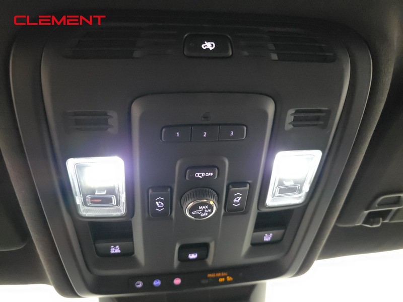 Cadillac Escalade ESV Vehicle Image 25