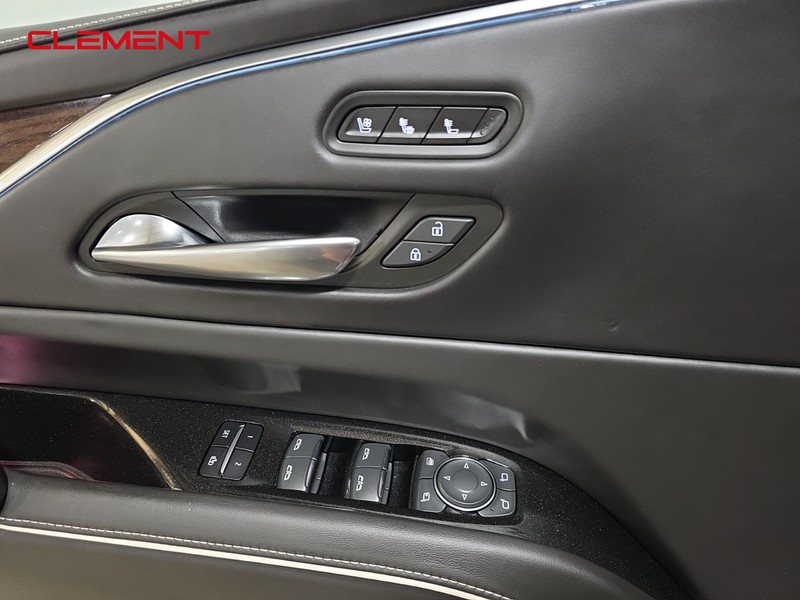 Cadillac Escalade ESV Vehicle Image 28
