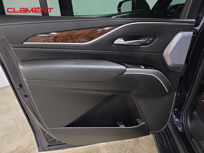 Cadillac Escalade ESV Vehicle Image 33