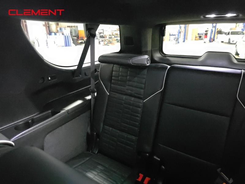 Cadillac Escalade ESV Vehicle Image 38