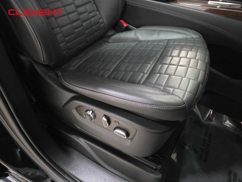 Cadillac Escalade ESV Vehicle Image 40
