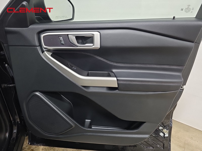Ford Explorer Vehicle Image 37