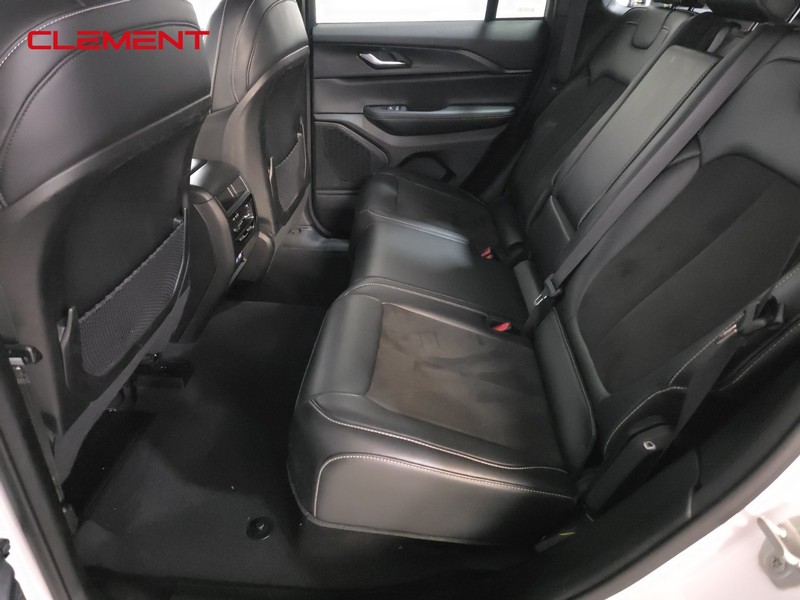 Jeep Grand Cherokee Vehicle Image 28