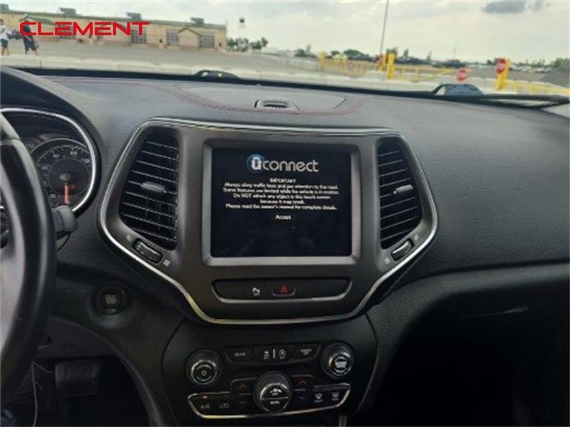 Jeep Cherokee Vehicle Image 04