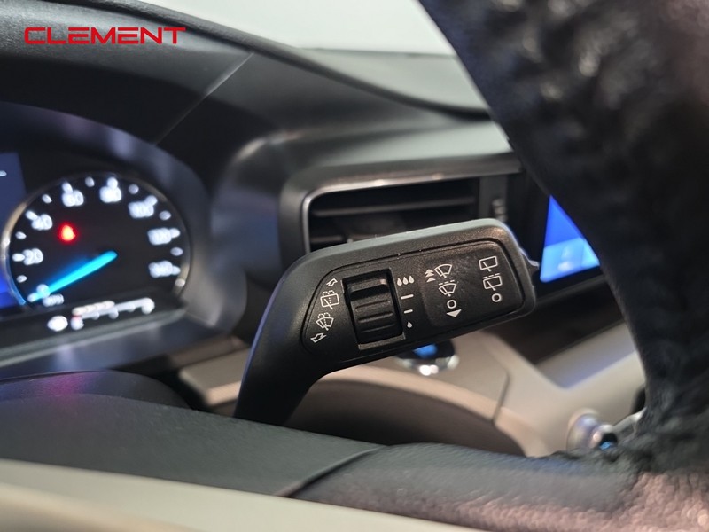 Ford Explorer Vehicle Image 14