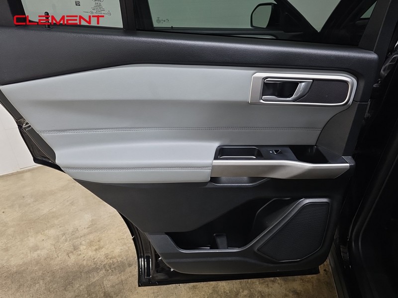 Ford Explorer Vehicle Image 26