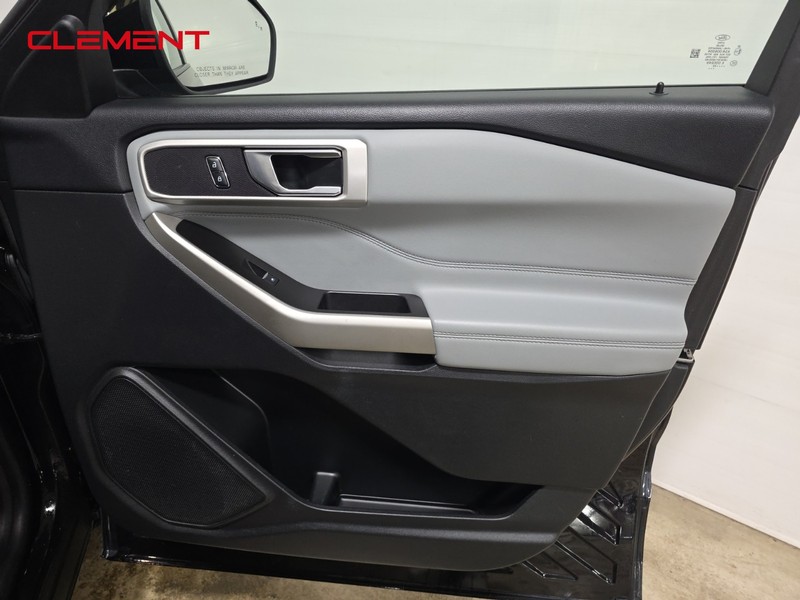 Ford Explorer Vehicle Image 32