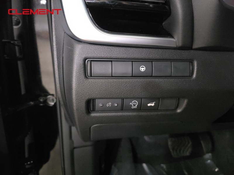 Nissan Rogue Vehicle Image 10