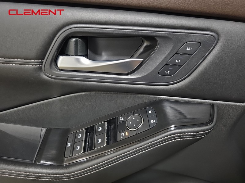 Nissan Rogue Vehicle Image 22