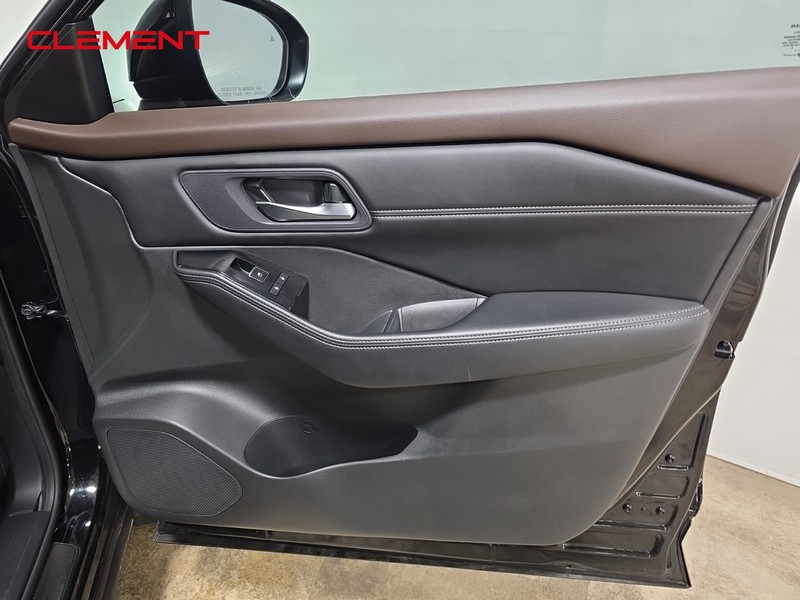 Nissan Rogue Vehicle Image 32