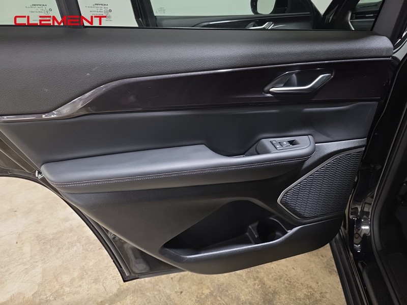 Jeep Grand Cherokee L Vehicle Image 26