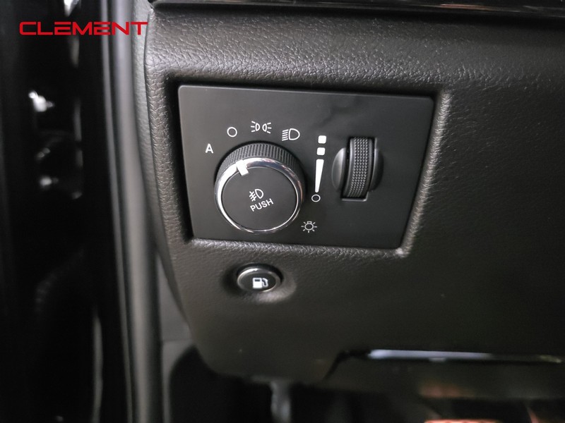 Jeep Grand Cherokee Vehicle Image 12