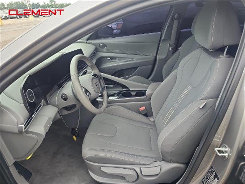 Hyundai Elantra Vehicle Image 03