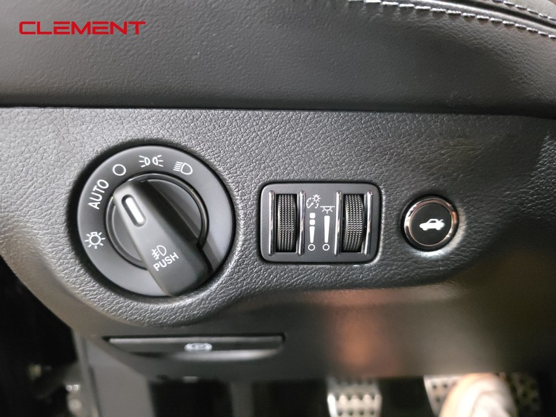 Dodge Challenger Vehicle Image 11
