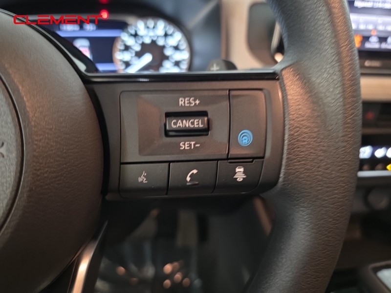 Nissan Rogue Vehicle Image 15