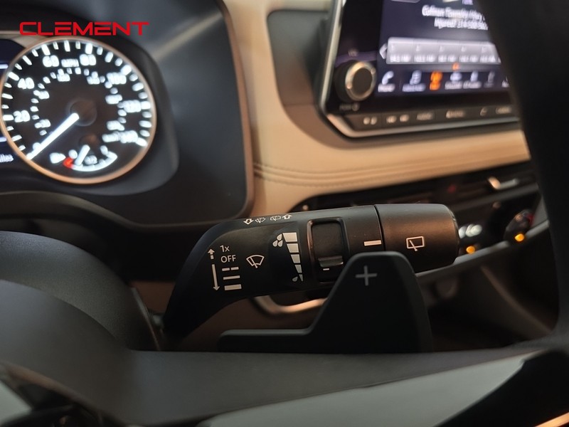 Nissan Rogue Vehicle Image 16
