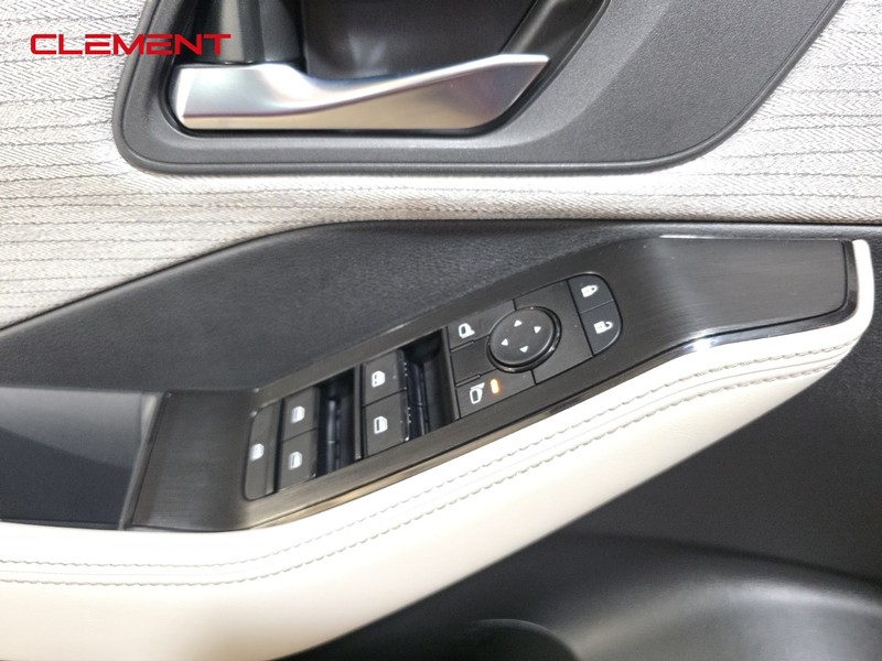 Nissan Rogue Vehicle Image 23