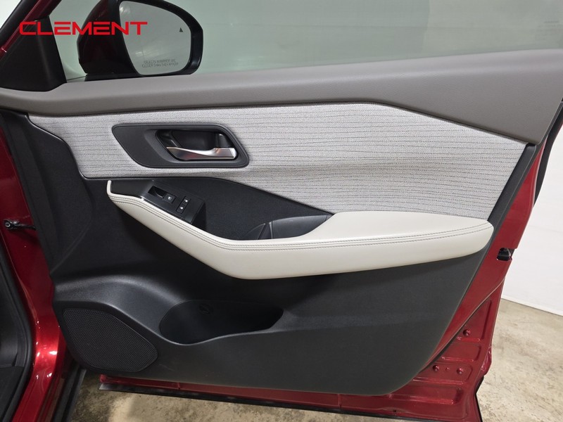Nissan Rogue Vehicle Image 32
