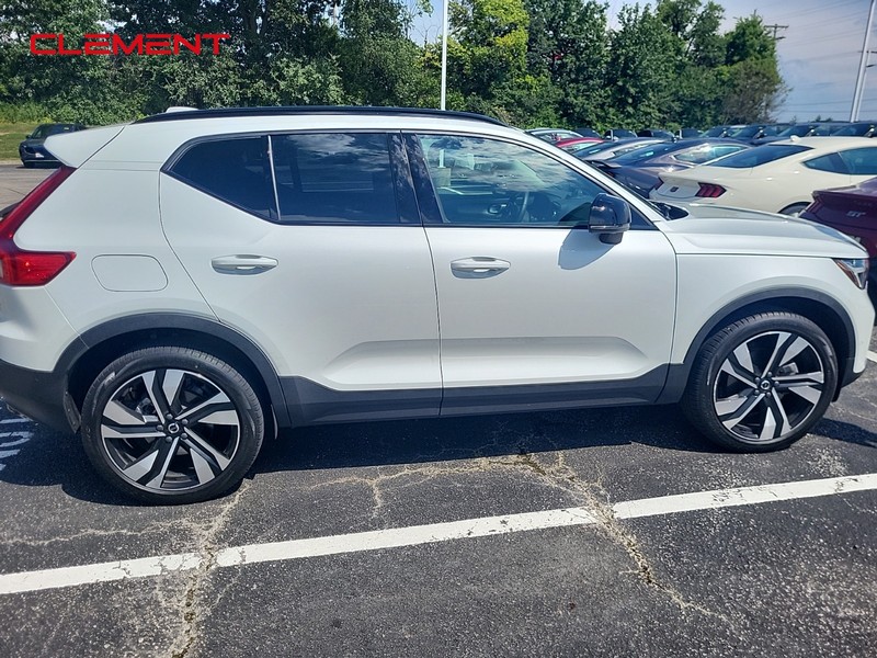 Volvo XC40 Vehicle Image 02