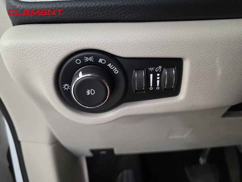 Chrysler Pacifica Vehicle Image 12