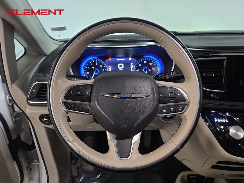 Chrysler Pacifica Vehicle Image 13