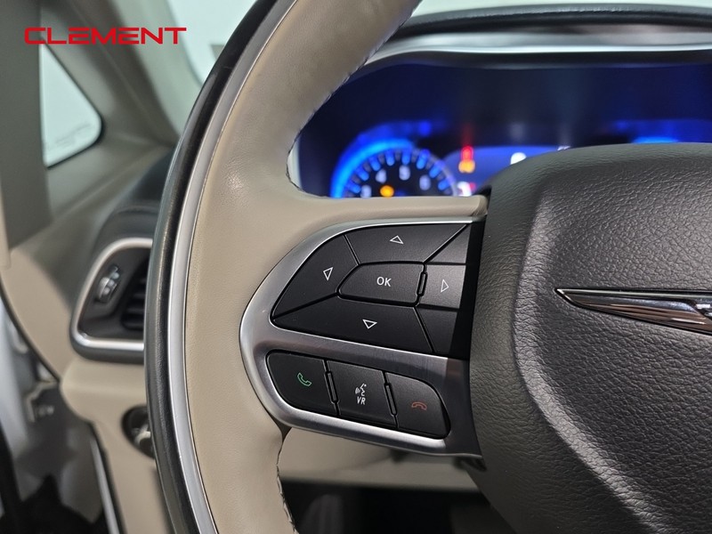 Chrysler Pacifica Vehicle Image 14