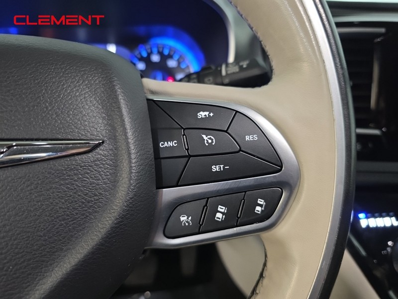Chrysler Pacifica Vehicle Image 15