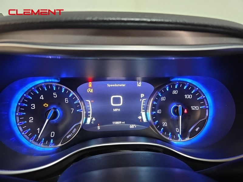 Chrysler Pacifica Vehicle Image 17