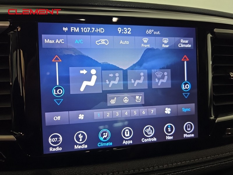 Chrysler Pacifica Vehicle Image 18