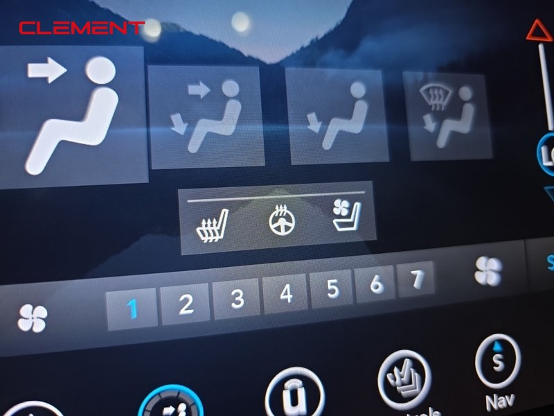 Chrysler Pacifica Vehicle Image 19