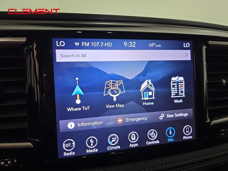 Chrysler Pacifica Vehicle Image 21
