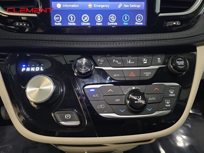 Chrysler Pacifica Vehicle Image 23