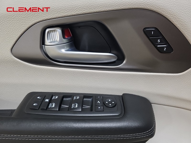 Chrysler Pacifica Vehicle Image 26