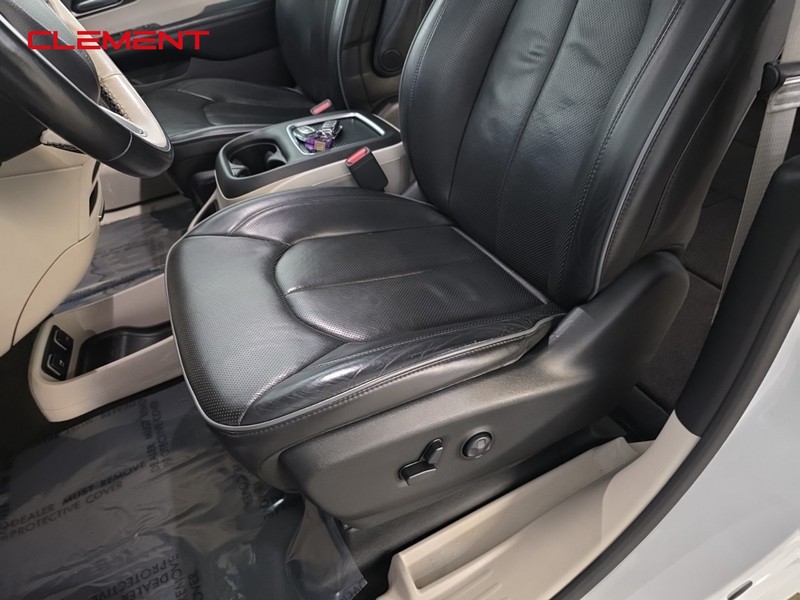 Chrysler Pacifica Vehicle Image 29