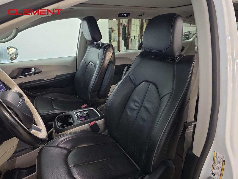 Chrysler Pacifica Vehicle Image 30