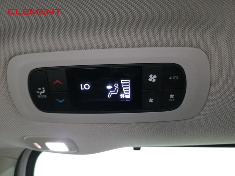 Chrysler Pacifica Vehicle Image 32