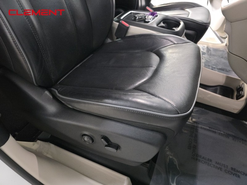 Chrysler Pacifica Vehicle Image 33