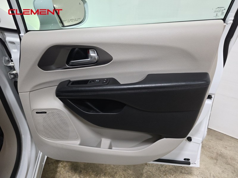 Chrysler Pacifica Vehicle Image 35